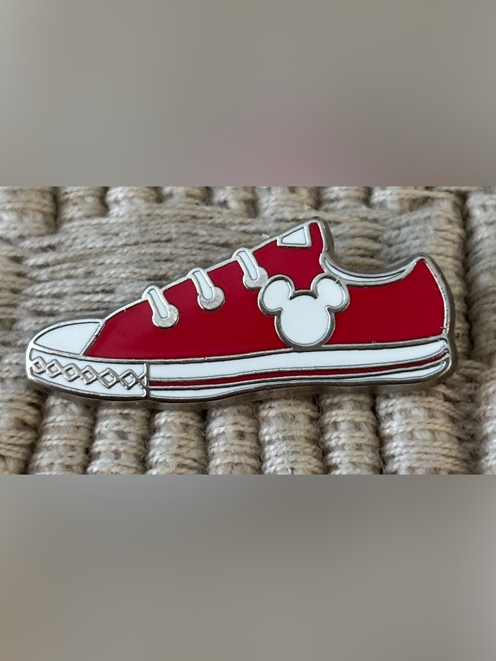 DISNEY 2009 Mickey & Minnie Cheer Icon Sneaker Pin